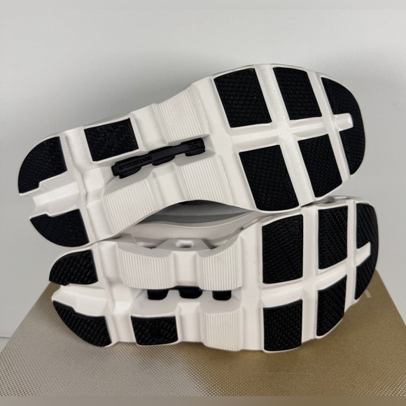 On Cloud Cloudmonster All White Running Comfort Shoes Women's  Size 7 61.98433 - Picture 6 of 7